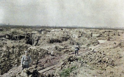 Zwei französische Soldaten an einer Schmalspurbahnstrecke nahe der französischen Linie bei Het Sas in einem durch Artilleriefeuer verwüsteten Gebiet, Belgien, 10. September 1917 von Paul Castelnau